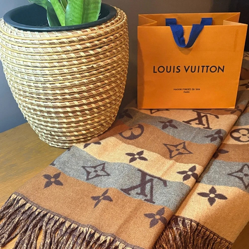 Louis Vuitton scarf - Picture 7 of 9